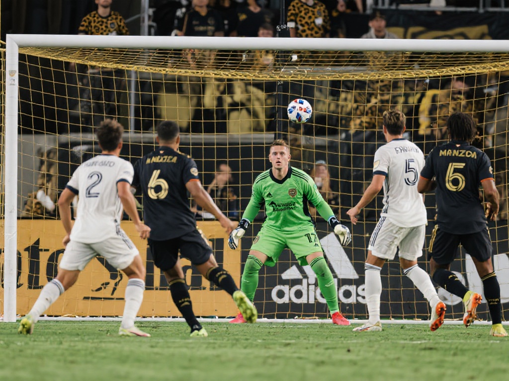 以最新一场比赛为例，美洲豹队在敌方球员压